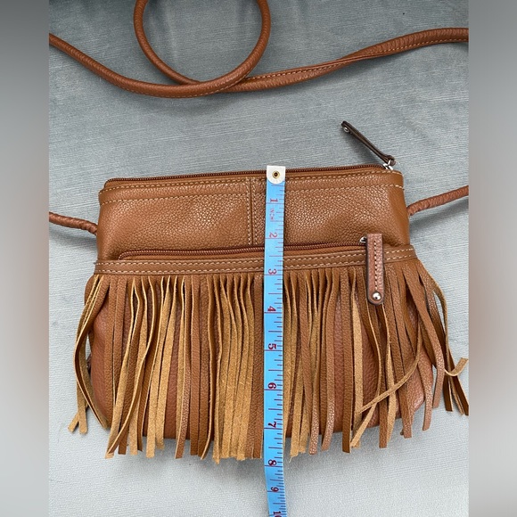 EUC Tignanello leather fringe, multi compartment, Crossbody 10” x 8” no callouts - Picture 4 of 13